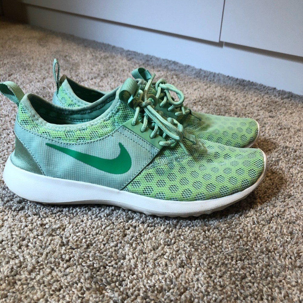 Green nikes woman’s 8